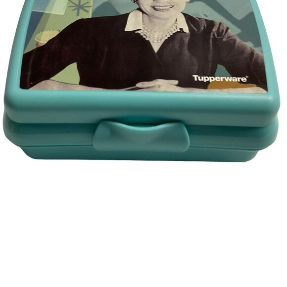 Tupperware Aqua Blue Brownie Wise Logo Sandwich Keeper - Picture 2 of 11